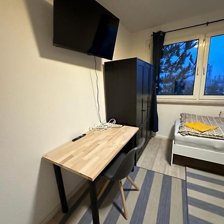 Ideal Fuer Monteure. 3 Zimmer Apartment Mit Kueche, Waschmaschine, Wifi Usw... . Halle  Exterior photo